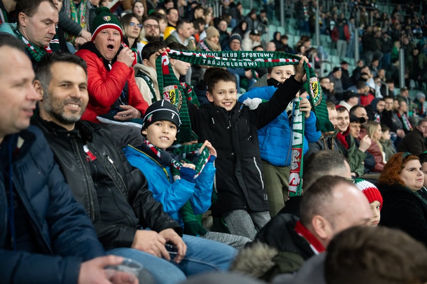 Kibice na meczu Śląska z Widzewem (2 marca 2024) na Tarczyński Arenie